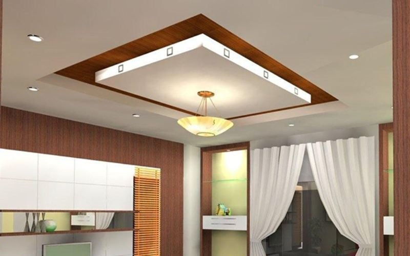 Trần nhà hiện đại với đèn trần hình chữ nhật, kết hợp nội thất gỗ và rèm trắng, tạo nét tinh tế và ấm cúng.