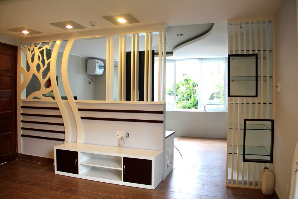 Vách ngăn phòng khách hiện đại với thiết kế đường cong và hoa văn tinh tế, nền sáng tạo không gian thoáng đãng.