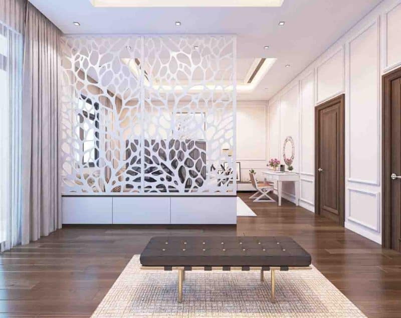 Phòng khách hiện đại với vách ngăn họa tiết và sàn gỗ, nội thất trắng trang nhã.