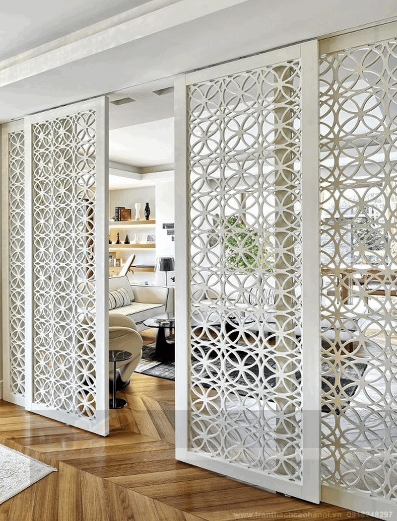 Vách ngăn hoa văn trang trí phòng khách, tạo không gian mở và hiện đại.
