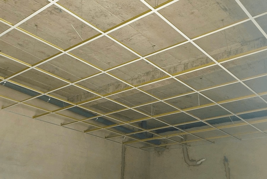 Trần thạch cao khung xương kim loại, thiết kế công nghiệp cho nội thất phòng hiện đại.