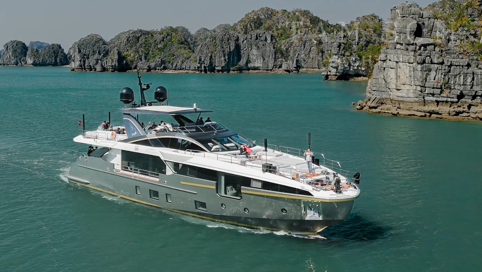 Du thuyền sang trọng trên biển xanh, xung quanh là núi đá vôi ở Vịnh Hạ Long, Việt Nam.