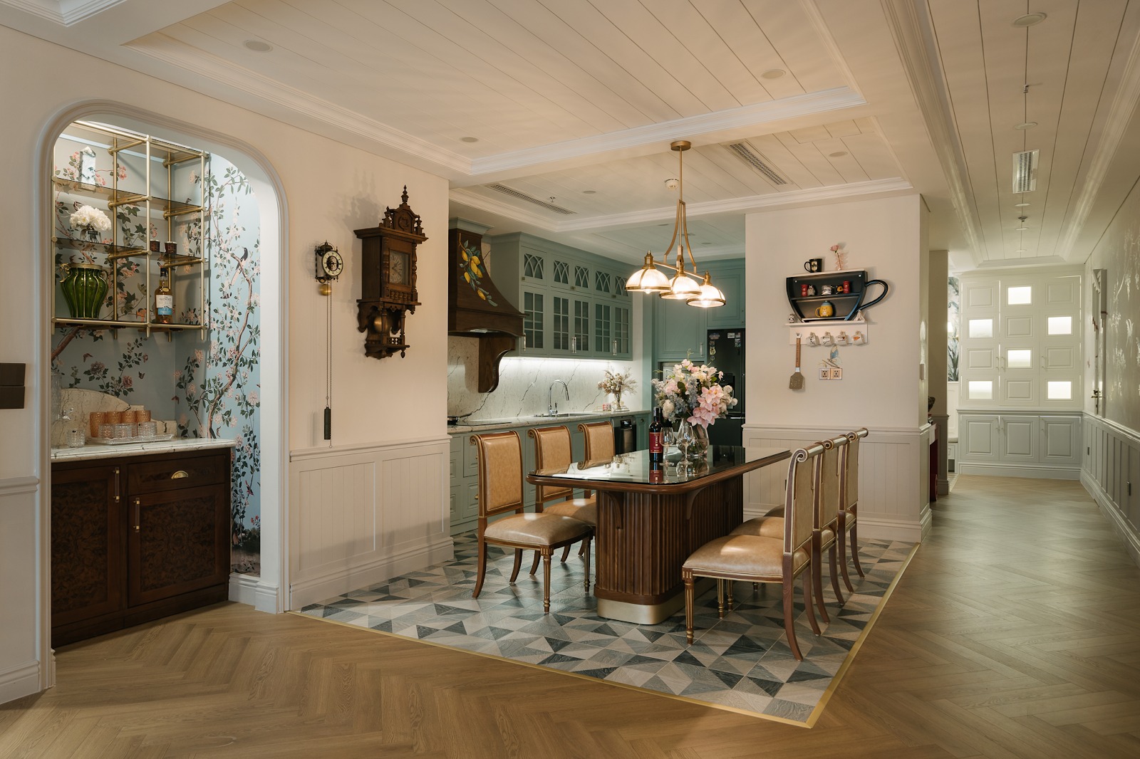 Phòng ăn sang trọng với bàn gỗ, ghế da, đèn chùm và trang trí hoa. Nội thất hiện đại và cổ điển.