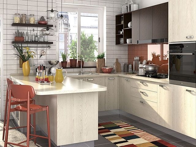 Nhà bếp hiện đại với tủ gỗ sáng, bàn ăn, và thiết bị gia dụng, ánh sáng tự nhiên từ cửa sổ.