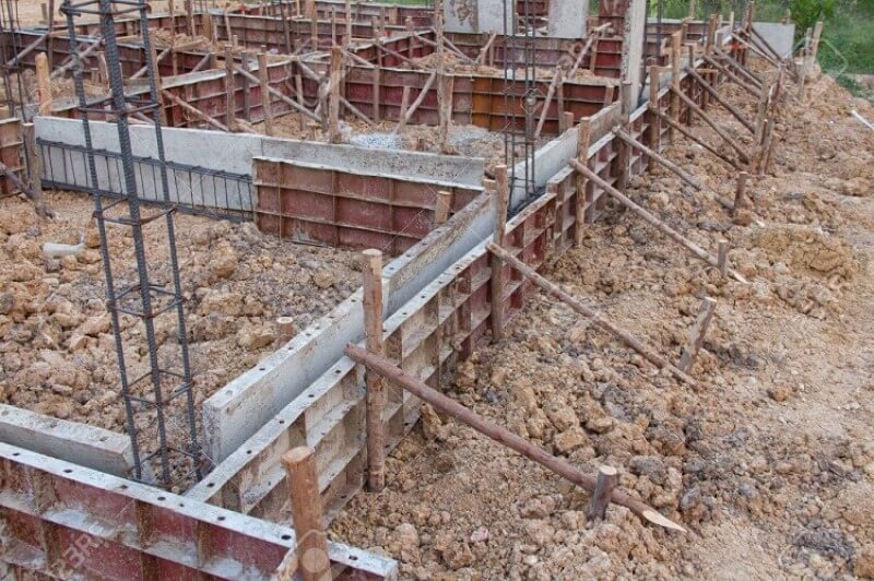 Nền móng đang trong quá trình xây dựng với cốt pha và cốt thép tại công trường xây dựng.