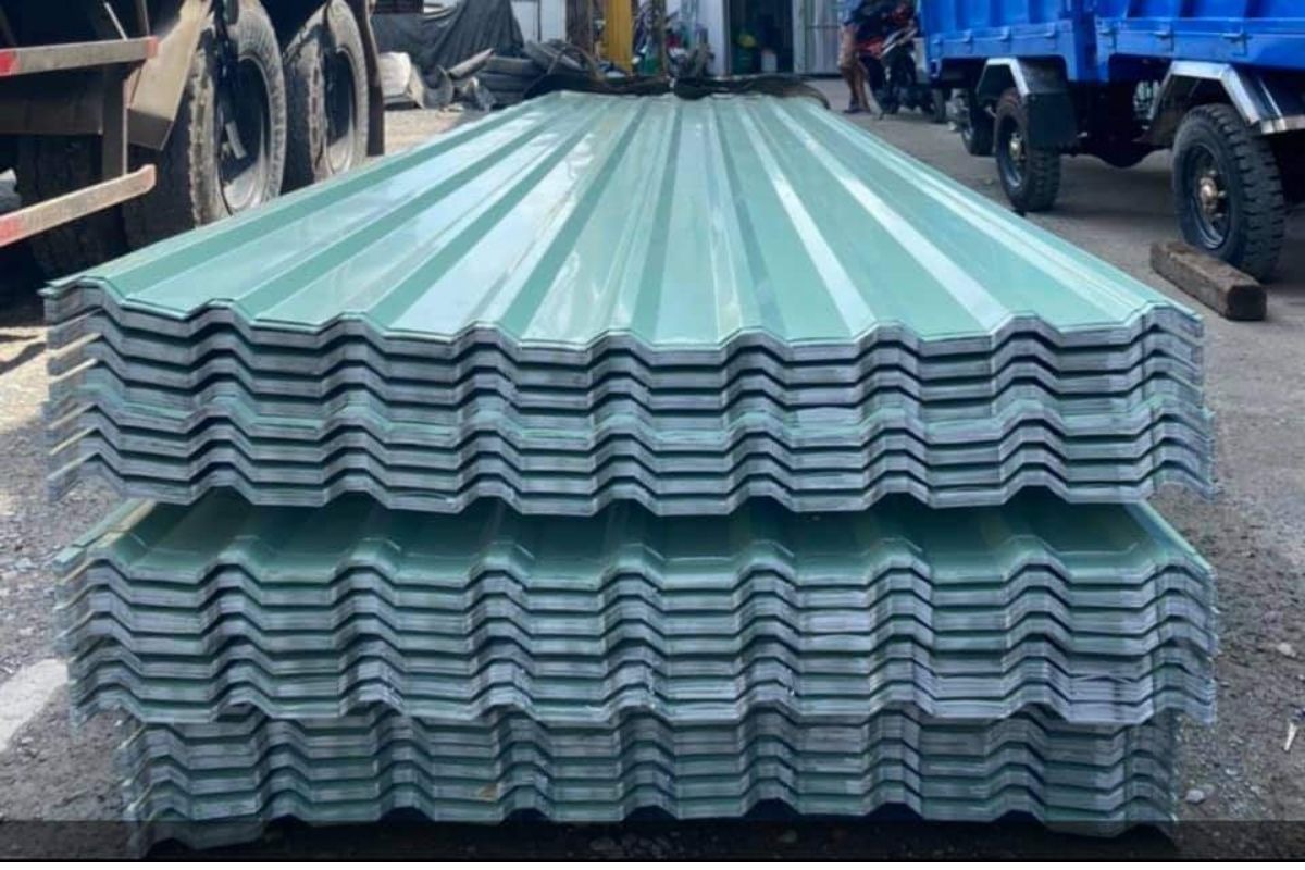 Tấm tôn lợp mái xanh xếp chồng, chất lượng bền bỉ, dùng trong xây dựng và lợp nhà.