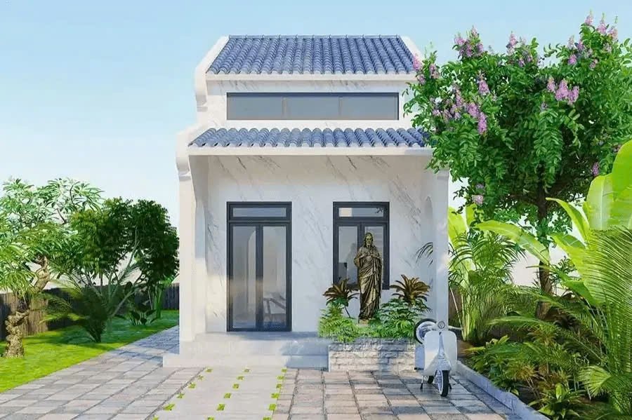 Nhà nhỏ cấp 4 với mái ngói xanh, vườn cây xanh mát xung quanh, tượng và xe máy phía trước.