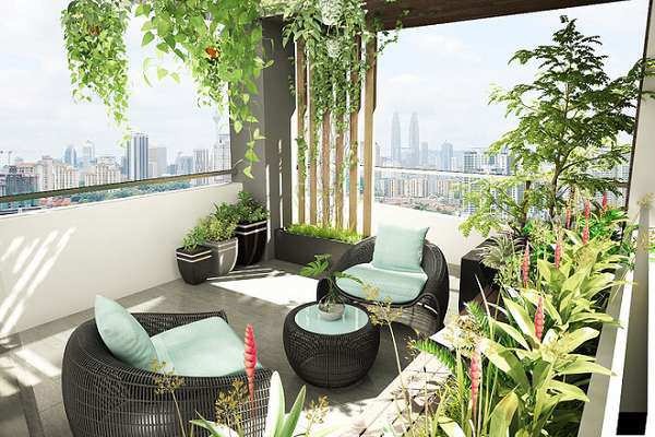 Ban công xanh mát với ghế mây và cây cảnh, tầm nhìn hướng thành phố.