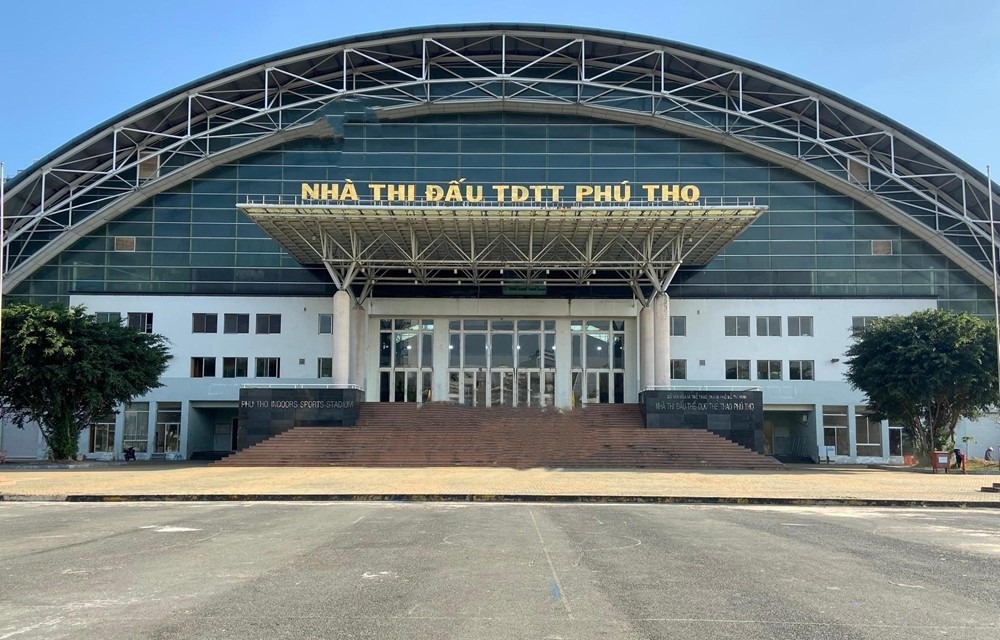 Mặt tiền Nhà thi đấu thể thao Phú Thọ, TP.HCM, thiết kế hiện đại, rộng rãi với mái vòm kim loại.
