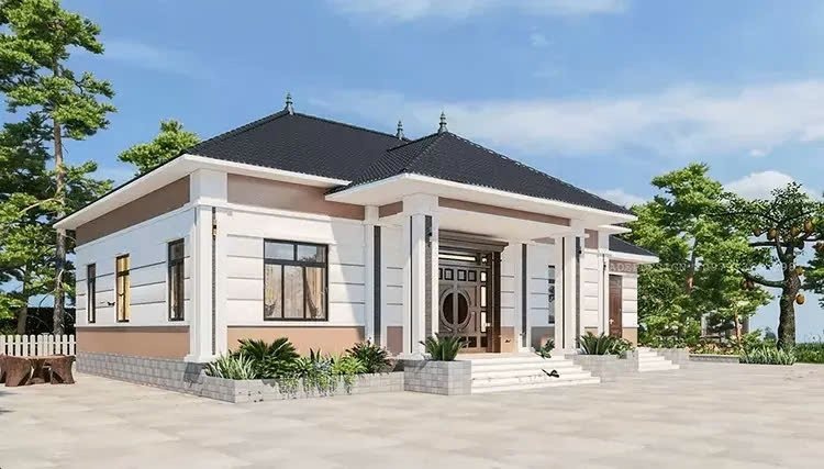 Nhà cấp 4 mái Thái hiện đại, sân rộng và cây xanh, bầu trời trong xanh, thiết kế vững chắc và sang trọng.