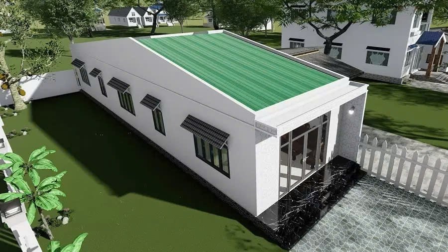Ngôi nhà cấp 4 có mái tôn xanh, thiết kế đơn giản, nằm trong khu vườn rộng xanh mát.