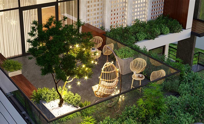 Sân thượng với ghế treo và cây xanh, ánh đèn lung linh tạo không gian thư giãn ngoài trời ấm cúng.
