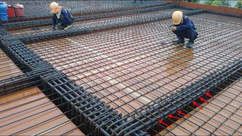 Công nhân xây dựng thi công cốt thép sàn bê tông tại công trình, đảm bảo chất lượng và an toàn.