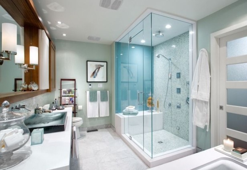 Phòng tắm hiện đại với buồng tắm kính và nội thất sang trọng, tạo không gian thoải mái và tiện nghi.