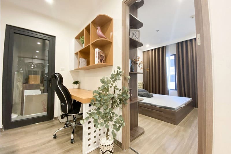 Không gian phòng làm việc và ngủ hiện đại với nội thất gỗ, bàn làm việc và giường ngủ thoải mái.