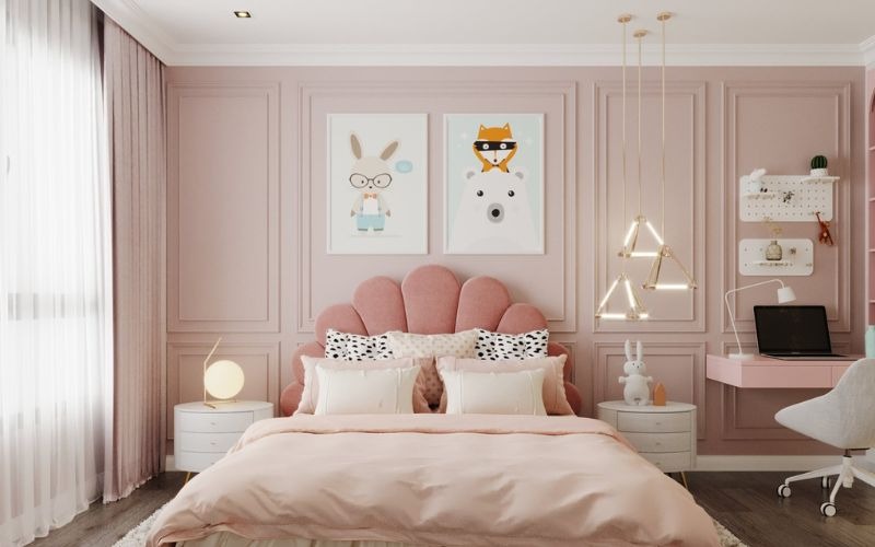 Phòng ngủ trẻ em phong cách hiện đại với giường hồng, tranh tường vui nhộn và bàn học.