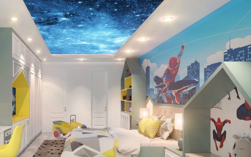 Phòng ngủ trẻ em chủ đề Siêu Anh Hùng với trần giả bầu trời sao và tranh tường người nhện sống động.