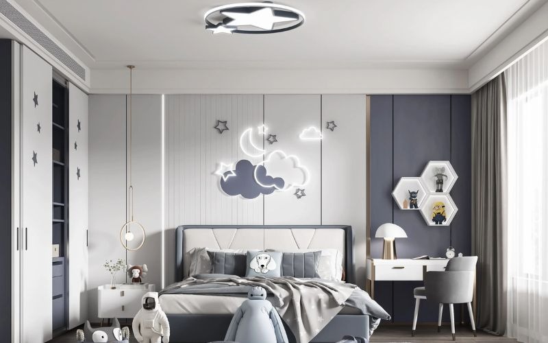 Phòng ngủ trẻ em trang trí hình mây và sao, có giường, bàn học và đèn trần hiện đại.