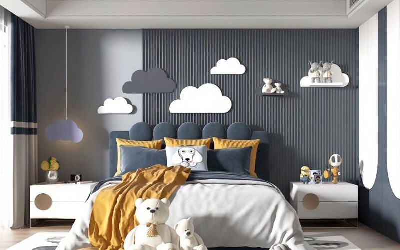Phòng ngủ trẻ em với trang trí đám mây, gấu bông trên giường và tone màu xanh xám chủ đạo.