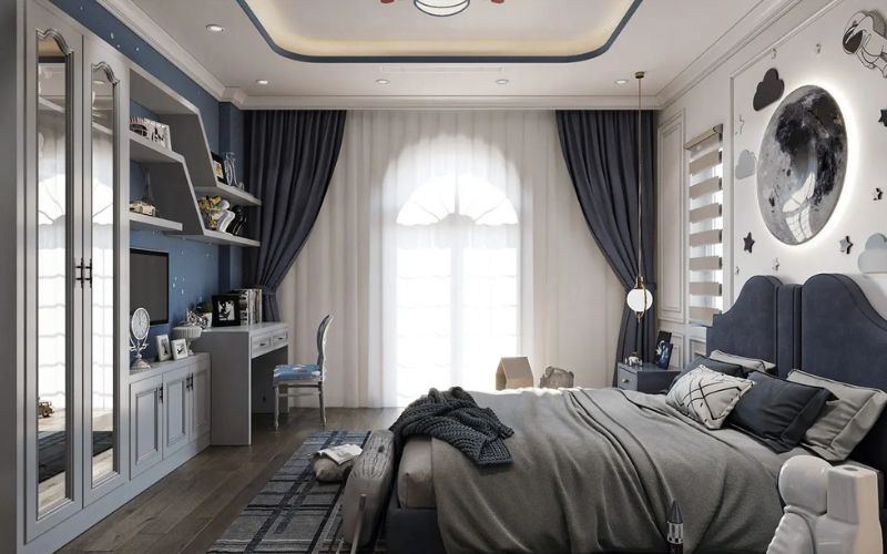 Phòng ngủ hiện đại với giường lớn, rèm màu tối và bức tường trang trí sao, tạo không gian ấm cúng và thanh lịch.