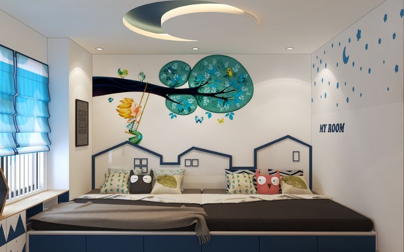 Phòng ngủ trẻ em sáng tạo với giường đôi, tranh tường cây cổ tích, và đèn trần hình mặt trăng.