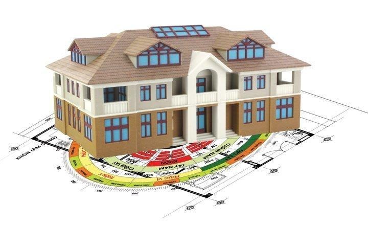 Mô hình nhà hai tầng hiện đại trên bản vẽ kiến trúc phong thủy, nổi bật với thiết kế mái ngói và cửa sổ kính.