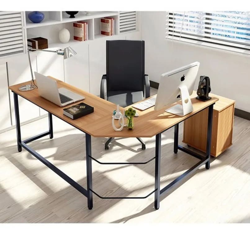 Bàn làm việc hiện đại với laptop, máy tính để bàn và sách, kiểu dáng tinh tế và doanh nghiệp.