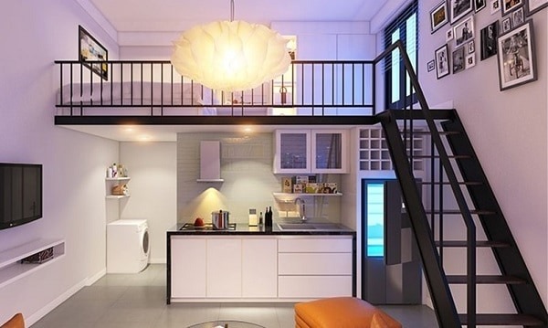 Căn hộ nhỏ gác lửng hiện đại với bếp tiện nghi, đèn trần độc đáo và thang lên giường ngủ.