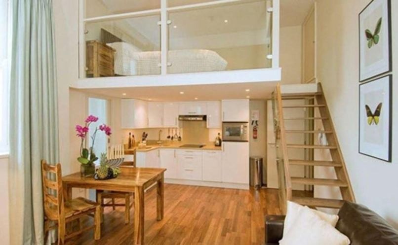 Căn hộ nhỏ gác xép với bếp và bàn ăn bằng gỗ, không gian sống hiện đại và tiện nghi.