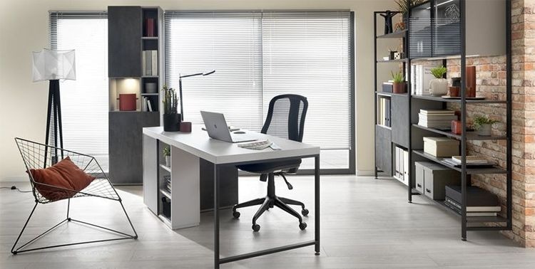 Văn phòng hiện đại với nội thất tối giản, bàn làm việc rộng rãi, ghế xoay, kệ sách và cửa sổ đón ánh sáng tự nhiên.