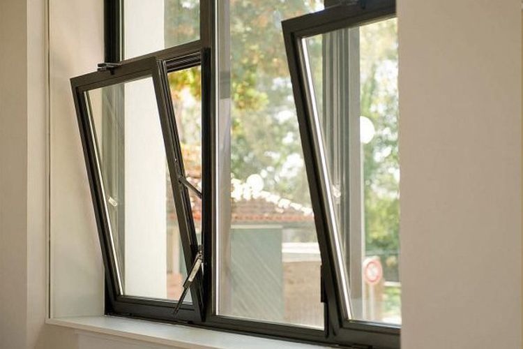Cửa sổ mở nghiêng hiện đại với cảnh quan thiên nhiên bên ngoài.