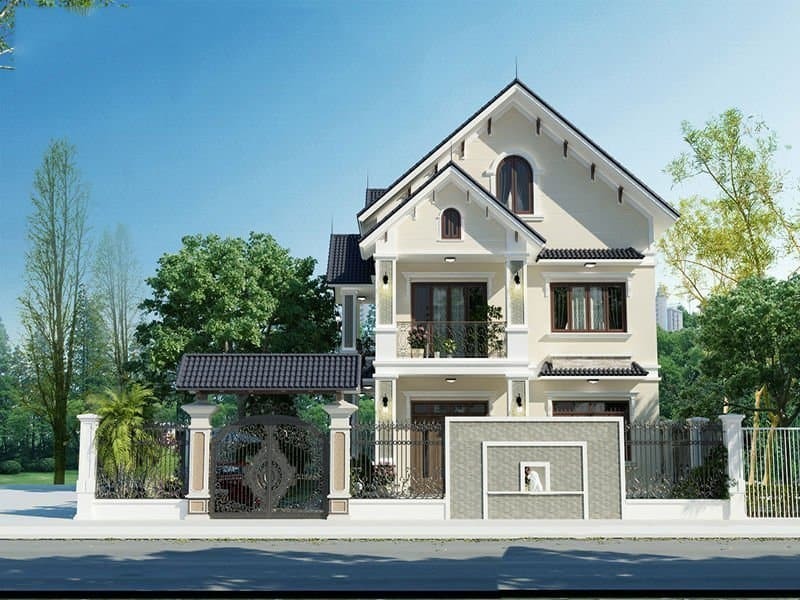 Biệt thự hai tầng màu trắng với mái ngói đen, sân vườn xanh mát, hàng rào kiên cố bao quanh.