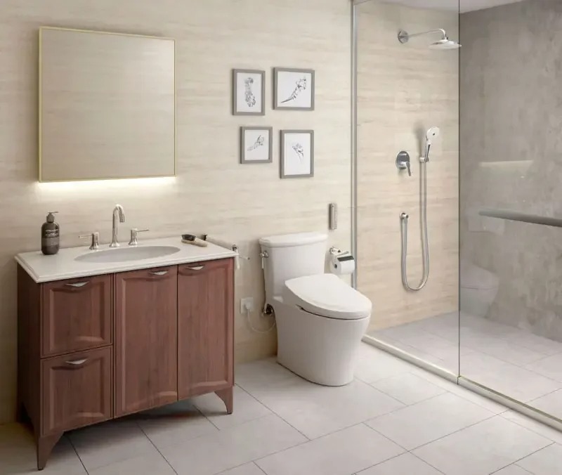 Phòng tắm hiện đại với bồn rửa tay bằng gỗ, gương, nhà vệ sinh và buồng tắm kính sáng sủa.