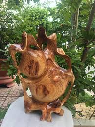 Tượng gỗ nghệ thuật độc đáo giữa khu vườn xanh, thể hiện sự tinh xảo và sáng tạo của nghệ nhân.