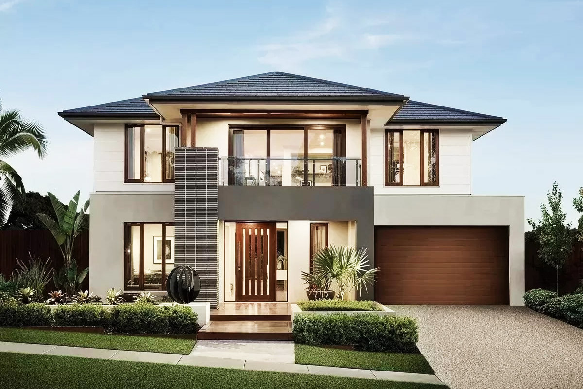 Ngôi nhà hai tầng hiện đại với cửa kính lớn và sân vườn xanh mát.