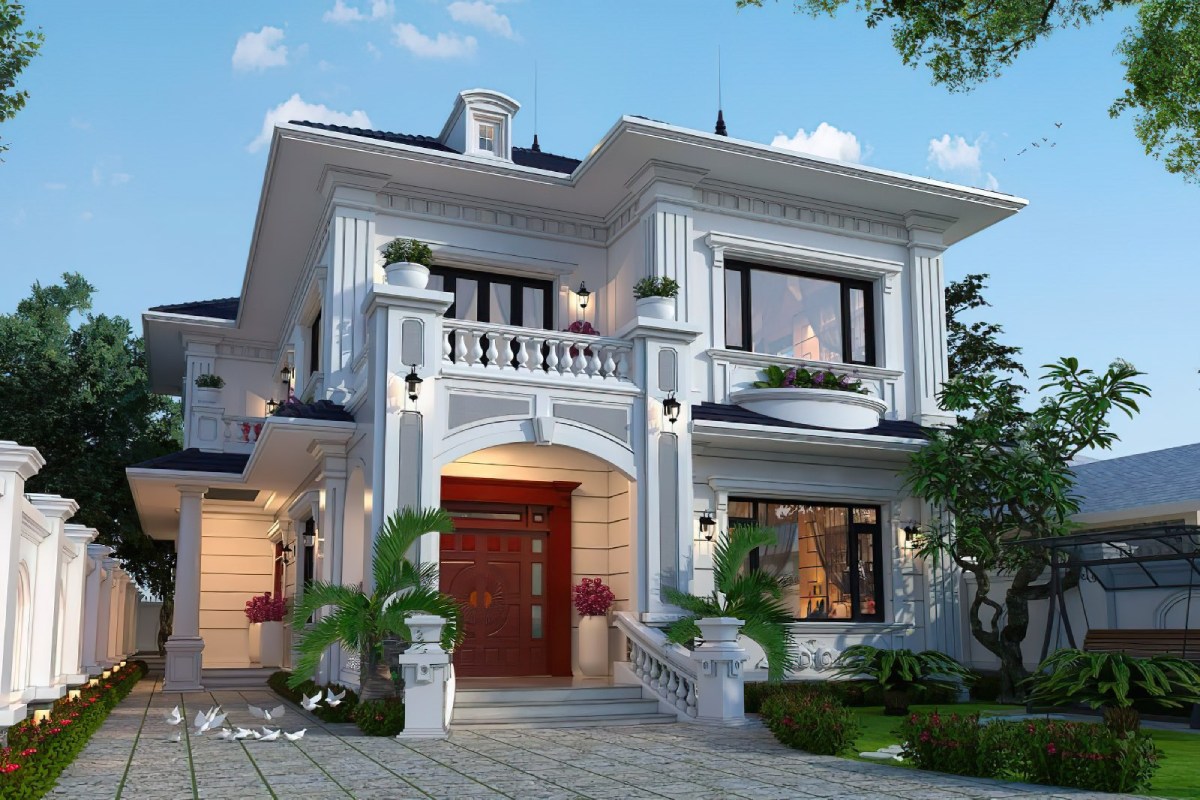 Biệt thự hai tầng phong cách tân cổ điển với vườn cây xanh và cửa gỗ lớn.