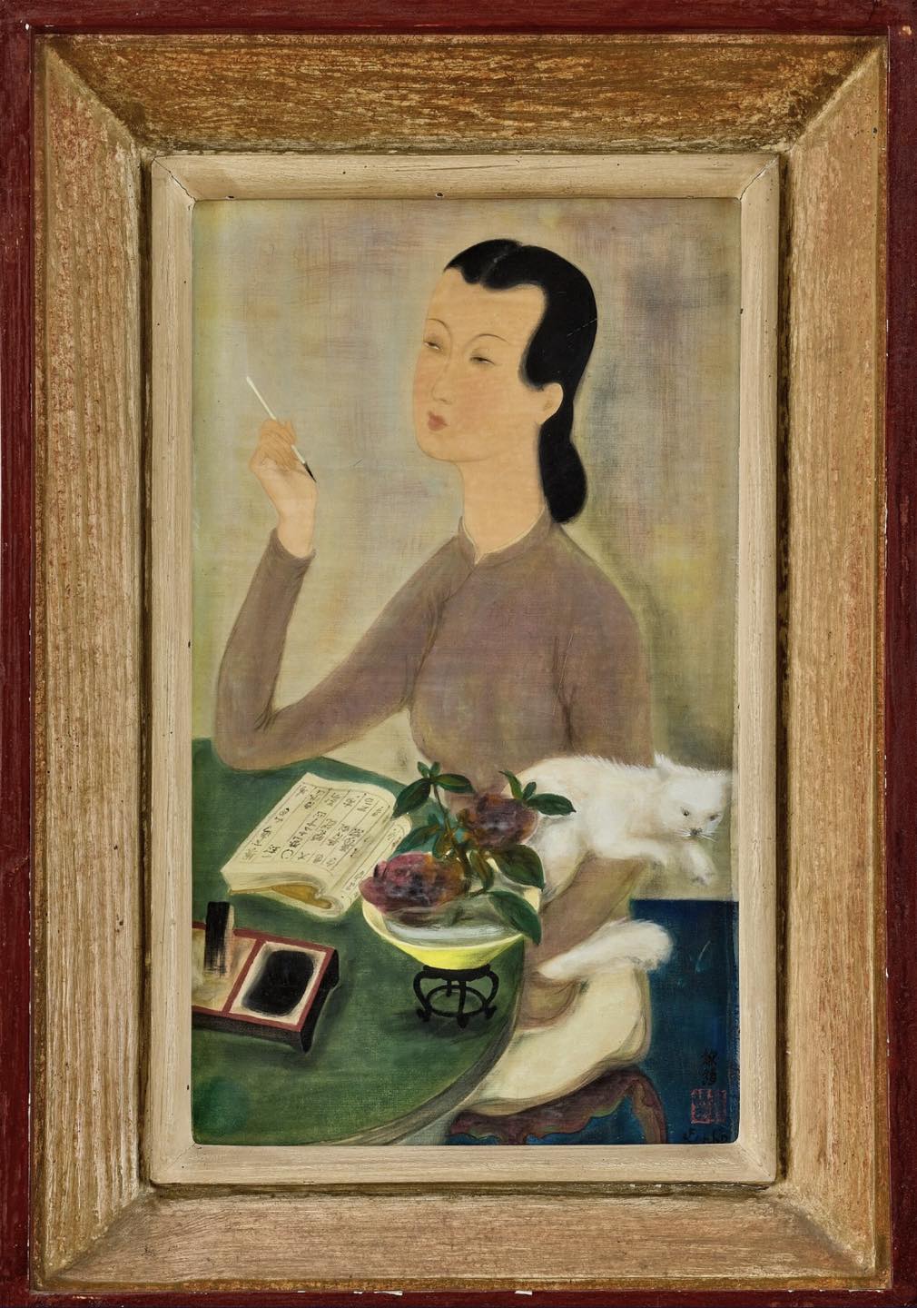 Bức tranh thiếu nữ trẻ cầm bút, mèo trắng cạnh bên, bàn có sách, hoa và nghiên mực; phong cách nghệ thuật hiện đại.
