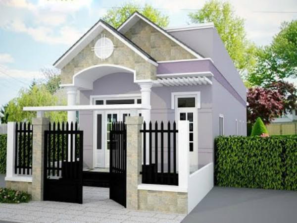 Nhà cấp 4 nhỏ gọn, màu tím nhạt, trước sân có cổng đen và hàng rào xanh, phù hợp cảnh quan thiên nhiên.