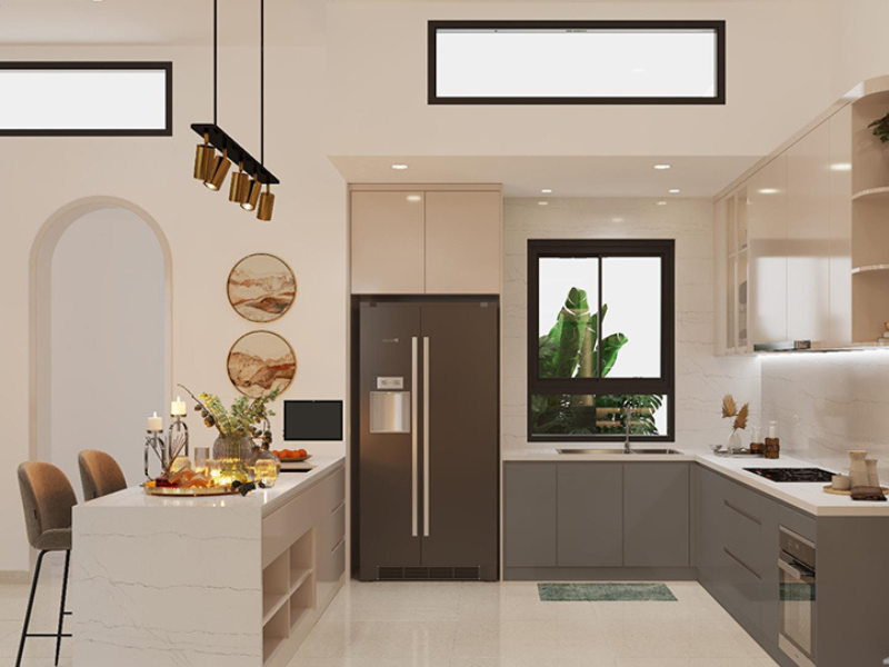 Nhà bếp hiện đại với tủ lạnh lớn, đảo bếp trang trí nến và tranh tường tròn, cửa sổ nhiều ánh sáng tự nhiên.