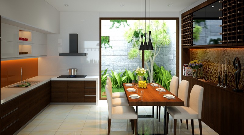 Nhà bếp hiện đại với bàn ăn gỗ, ghế trắng và cửa sổ lớn nhìn ra vườn xanh mát.