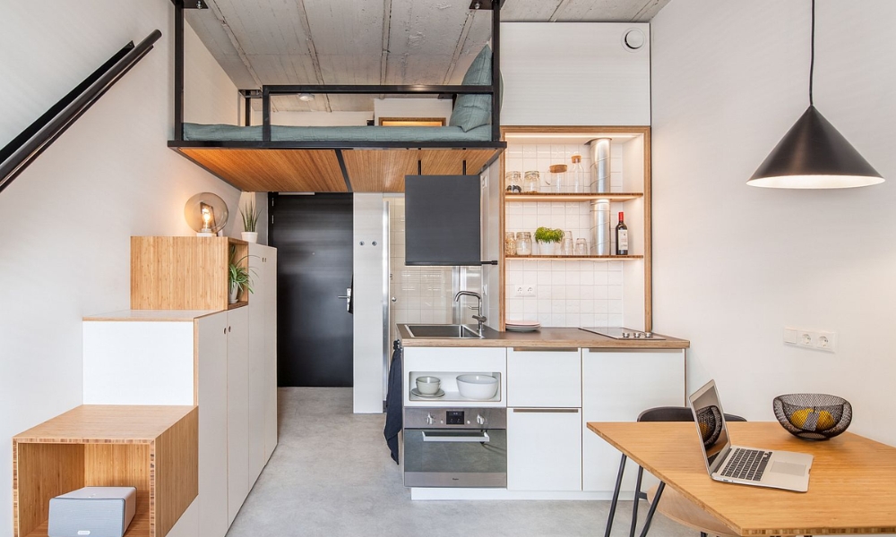 Căn hộ nhỏ gọn hiện đại với giường gác lửng, bếp tiện nghi và bàn làm việc, ánh sáng tự nhiên.