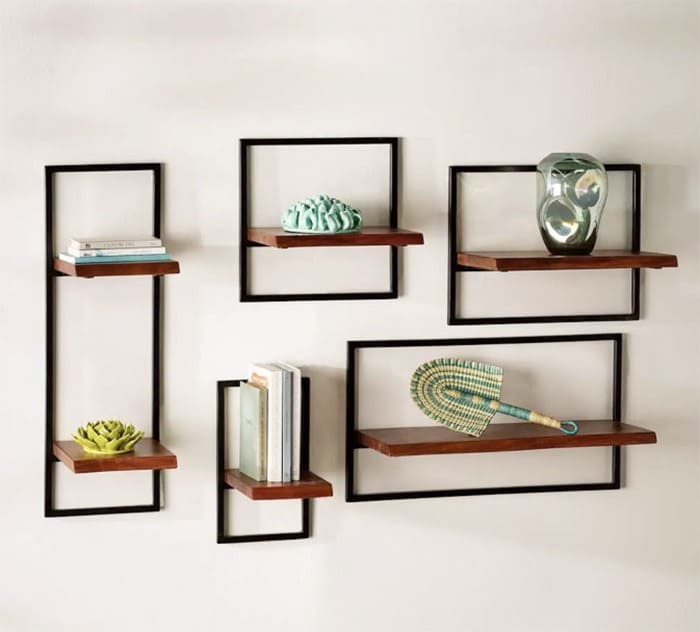 Kệ treo tường trang trí hiện đại với khung kim loại và gỗ, chứa sách và đồ trang trí nghệ thuật.