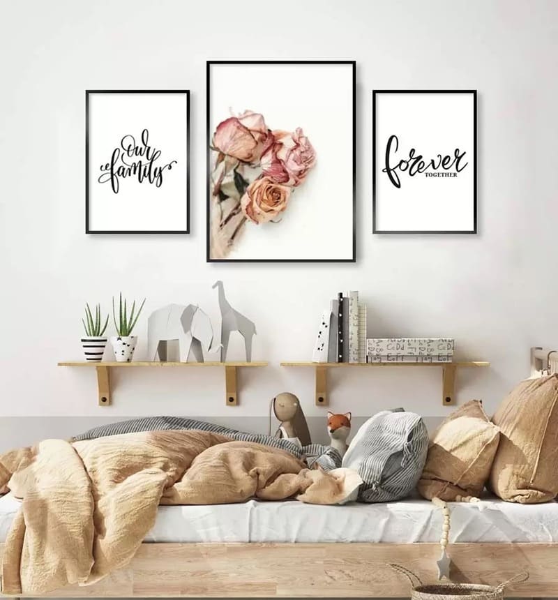 Phòng ngủ ấm cúng với tranh treo tường nghệ thuật, giường nệm thoải mái, kệ sách và đồ trang trí xinh xắn.