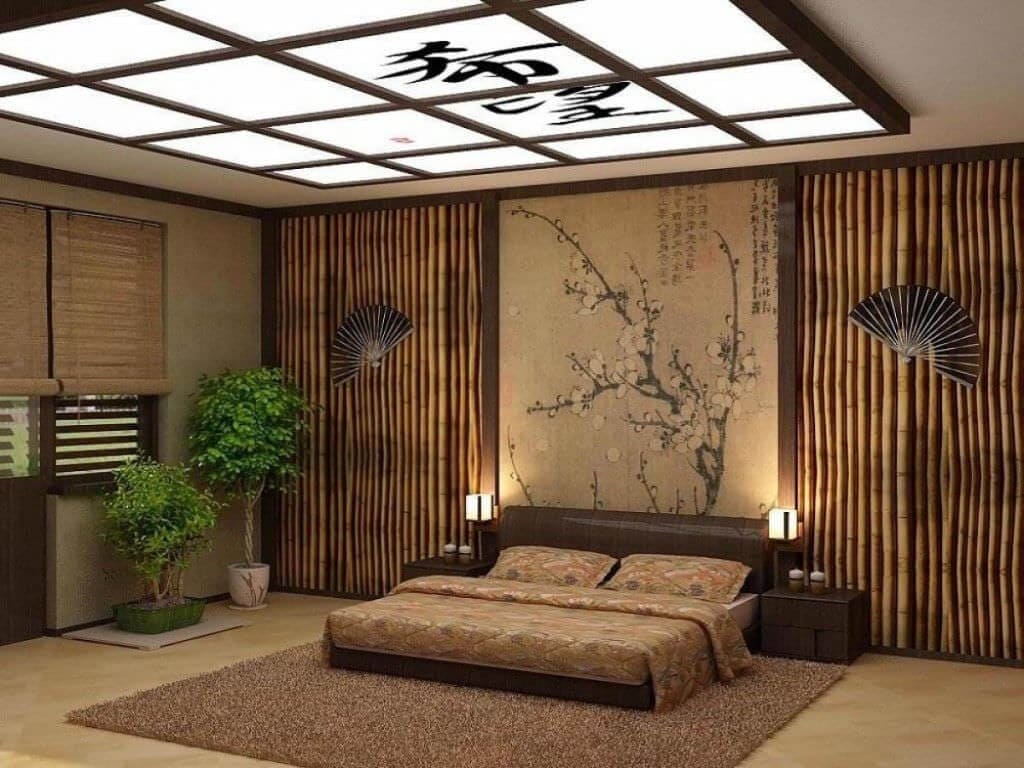 Phòng ngủ phong cách Nhật Bản, trang trí tre, quạt tường, cây xanh và đèn ngủ ấm áp.