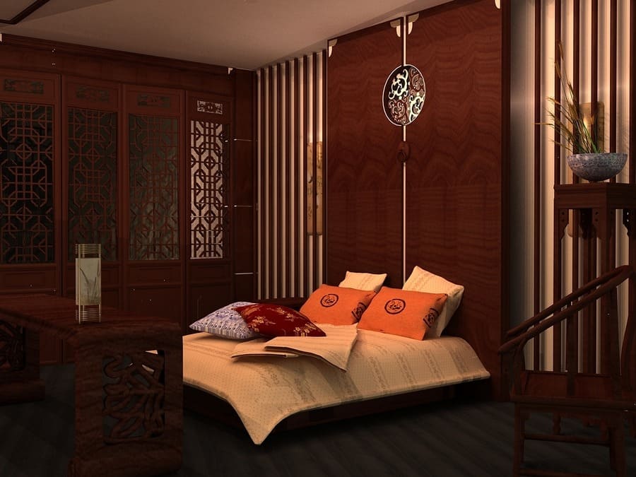 Phòng ngủ phong cách truyền thống, nội thất gỗ, giường với gối màu cam và xanh, phong cách ấm cúng và sang trọng.