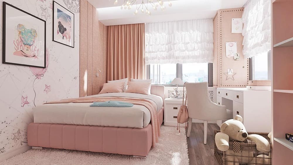 Phòng ngủ trẻ em phong cách hiện đại với tông màu hồng và trắng, nội thất ấm cúng và trang trí dễ thương.