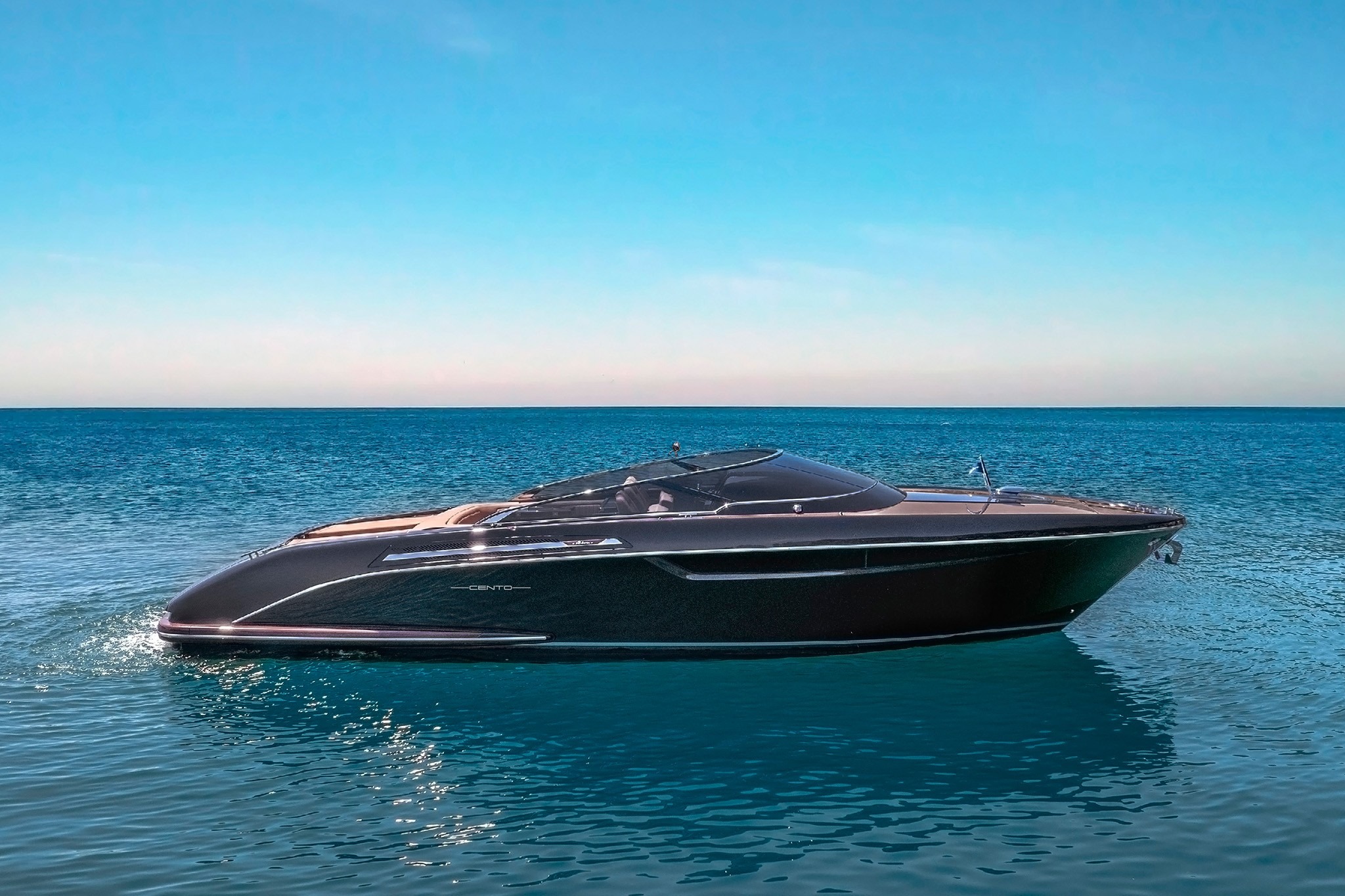 Du thuyền sang trọng màu đen đang lướt trên biển xanh trong ngày nắng đẹp.