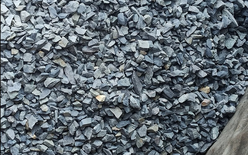 1-2-2 Tòa nhà cao tầng hiện đại bên hồ lớn, xung quanh là cây xanh và nhà cửa, bầu trời xanh trong.