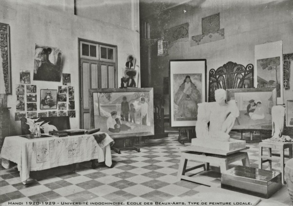 123323123123 Phòng trưng bày nghệ thuật với tranh và tượng tại Trường Mỹ thuật Đông Dương, Hà Nội 1928-1929.