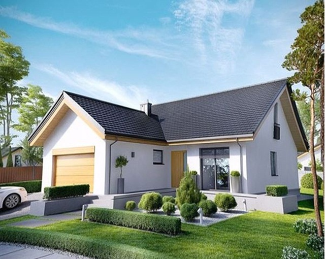 Nhà hiện đại với mái ngói đen, vườn cây xanh, cửa sổ lớn, giữa cảnh thiên nhiên tươi đẹp.